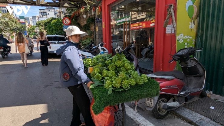 Các bác sĩ cảnh báo, nắng nóng kéo dài có thể gây ra nhiều nguy cơ sức khỏe nghiêm trọng, đặc biệt đối với người lao động ngoài trời. Khi cơ thể mất nước nhanh, dễ dẫn đến say nắng, sốc nhiệt, tụt huyết áp hoặc đột quỵ nhiệt nếu không được xử lý kịp thời. Người dân được khuyến cáo bổ sung nước thường xuyên, uống từng ngụm nhỏ và sử dụng nước điện giải khi làm việc với cường độ cao.