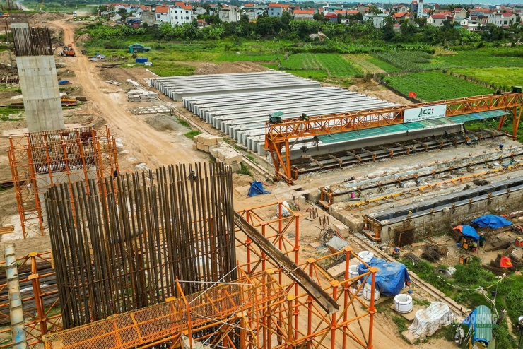 Nhiều cấu kiện bê tông, dầm cầu được tập kết, phục vụ thi công các hạng mục tiếp theo.