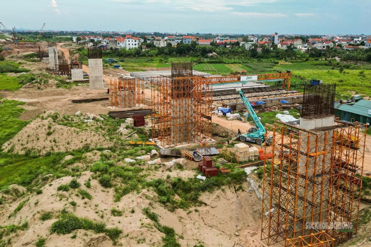 Các trụ cầu phía bờ Nam sông Hồng thuộc xã Ô Diên đang được đẩy nhanh tiến độ.