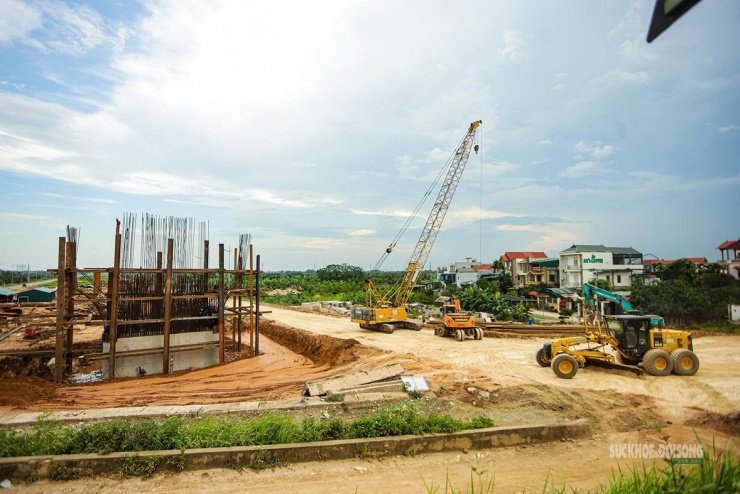 Cần cẩu, máy xúc và xe công trình hoạt động liên tục trên công trường cầu Hồng Hà.