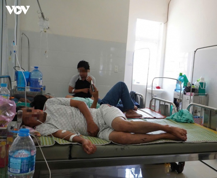 Các cơ sở y tế đang tập trung điều trị cho các bệnh nhân có dấu hiệu ngộ độc thực phẩm.