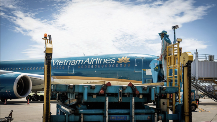 Làm việc trong điều kiện nắng nóng bỏng rát tại sân bay Nội Bài ngày 25-5. Ảnh: Phan Công