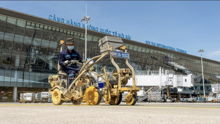 Nhiệt độ bề mặt sân bay chạm mức kỷ lục 71 độ C - 16