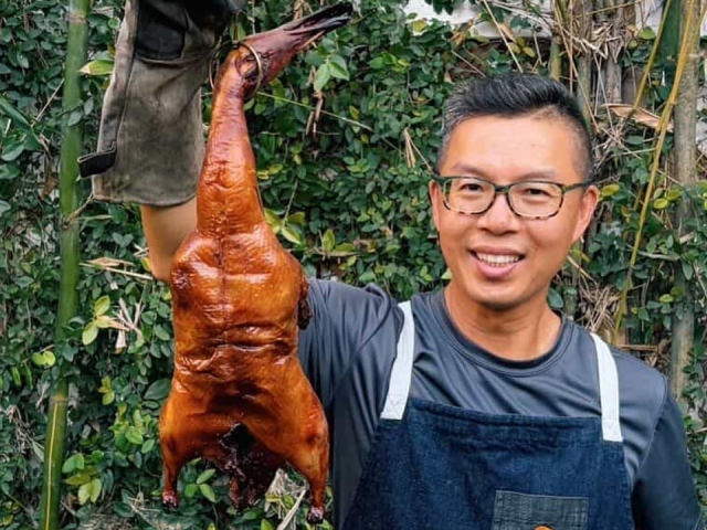 Bác sĩ gốc Việt hút khách nhờ món bánh xèo vịt quay