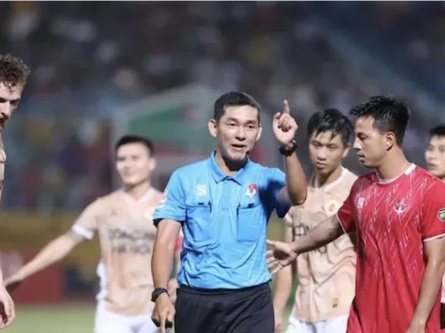 Đua trụ hạng V.League: Cần trọng tài ngoại cho 2 đội cuối bảng?