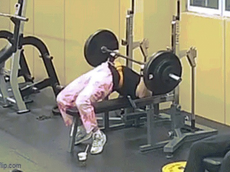 Khoảnh khắc thanh niên thoát chết dưới thanh tạ 145 kg