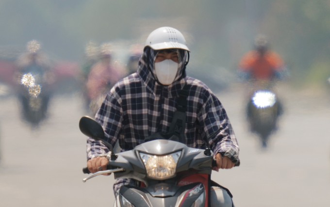 Người Hà Nội tham gia giao thông trong điều kiện nắng nóng. Ảnh: Ngọc Thành