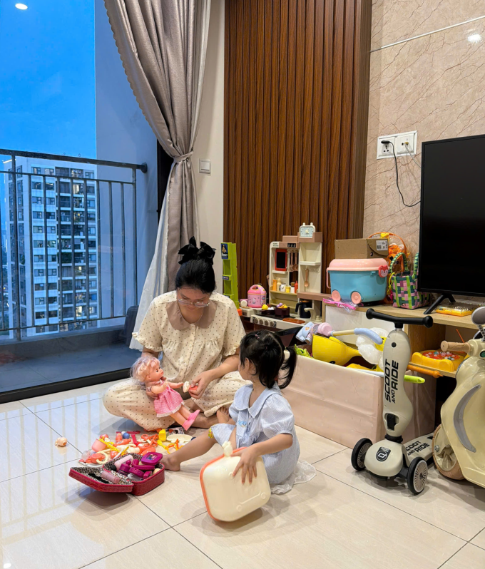 Thúy Vân và con gái trong ngôi nhà thuê ở Hà Nội, hôm 21/5. Ảnh nhân vật cung cấp