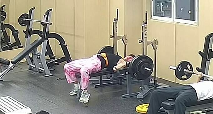 Tai nạn khi tập tạ xảy ra tại phòng tập gym ở Quảng Đông, Trung Quốc, ngày 18/5. Ảnh chụp màn hình