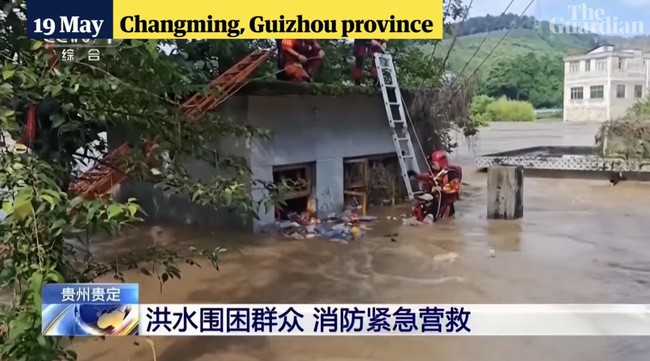 Mưa lớn và lũ lụt đã khiến 4 người thiệt mạng và 5 người khác mất tích ở tỉnh Quý Châu, Tây Nam Trung Quốc. Ảnh: The Guardian