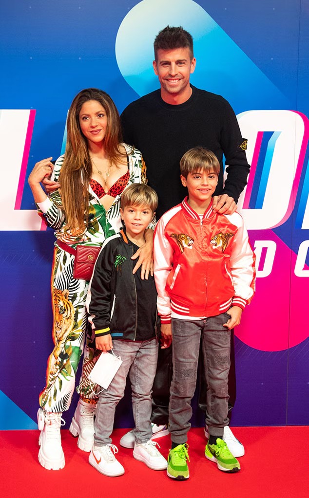 Shakira bên Gerard Pique và hai con trai. Ảnh: VIEWpress
