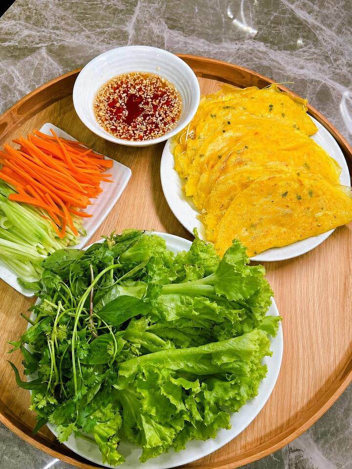 Bánh xèo là món ăn quen thuộc với nhiều người nhờ lớp vỏ vàng giòn hấp dẫn cùng phần nhân đậm đà. (Ảnh: Đặng Thanh Nhàn)