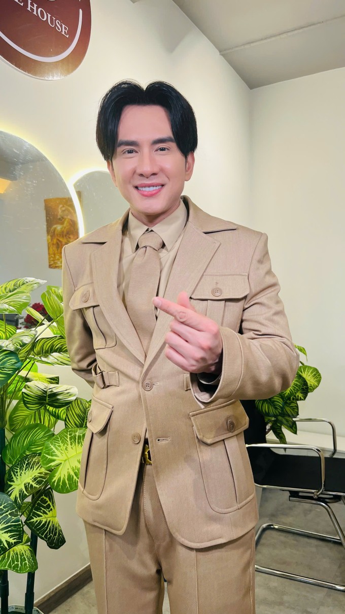 Đan Trường trong buổi khai trương quán cà phê của anh tại TP HCM, ngày 23/5. Ảnh: Hoàng Dung
