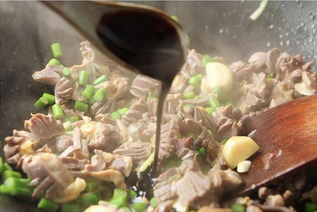 Xào mề gà cần đảo với lửa lớn