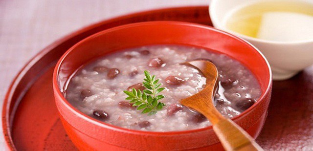 Món cháo là một trong những món ăn được nấu loãng, nhừ giúp cho cơ thể có thể hấp thu nhanh chóng, lại dễ tiêu hóa.