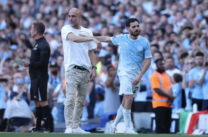 Hai thầy trò Pep Guardiola và Bernardo Silva sẽ rời Man City