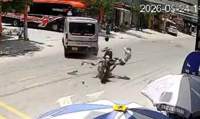 Hiện trường vụ tai nạn khiến 2 thanh niên đi xe máy bị hất văng lên không trung sau khi tông vào phía sau xe 9 chỗ. Ảnh cắt từ clip