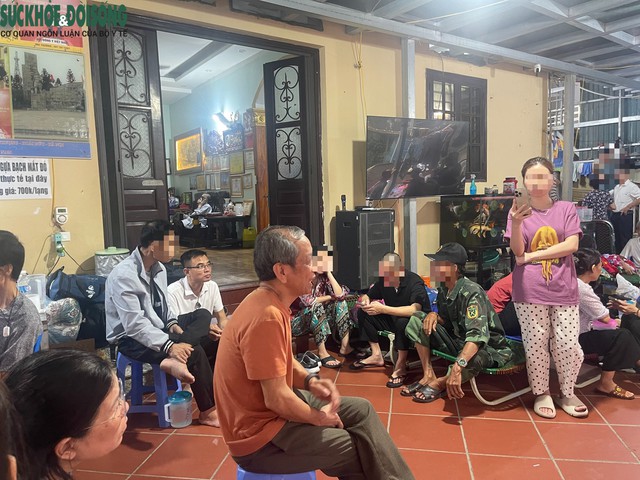 Ông Nguyễn Tiến Nam ngồi tư vấn cho các bệnh nhân.