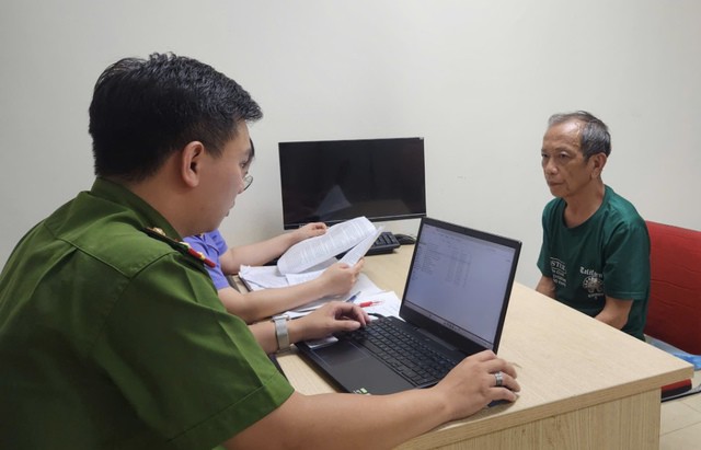 Đối tượng Nguyễn Tiến Nam tại cơ quan điều tra. Ảnh: Công an TP Hà Nội