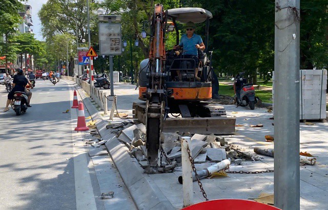 Nhiều ngày nay, vỉa hè lát đá trên tuyến đường Nguyễn Đình Chiểu kéo dài (phía bên Công viên Thống Nhất) được máy móc đục phá để thi công