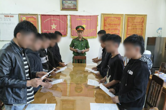 Công an tỉnh Quảng Ngãi tống đạt quyết định khởi tố bị can. Ảnh: Công an tỉnh Quảng Ngãi