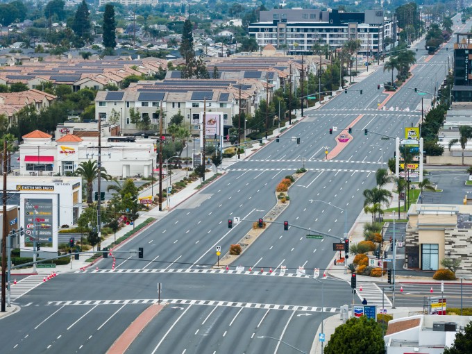 Đường phố ở Garden Grove, bang California, không bóng xe cộ sau cảnh báo của giới chức về bồn hóa chất, ngày 24/5. Ảnh: AP