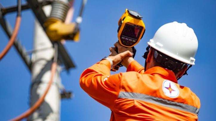 Giá điện giờ cao điểm dồn vào buổi tối: Nhà máy hưởng lợi, quán ăn và trạm sạc xe điện chịu áp lực - 1