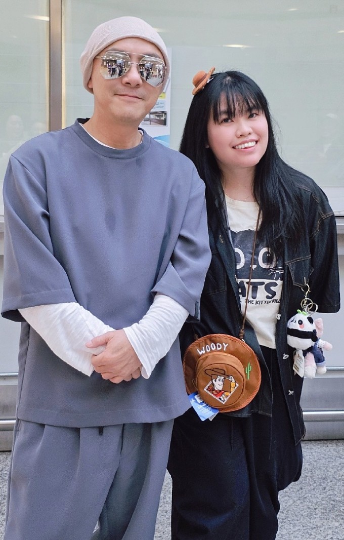 Trương Vệ Kiện chụp ảnh cùng fan, hôm 23/5. Ảnh: Weibo