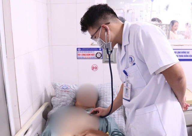 Bác sĩ Khoa Cấp cứu, BVĐK tỉnh Phú Thọ thăm khám cho người bệnh. Ảnh: BVCC.