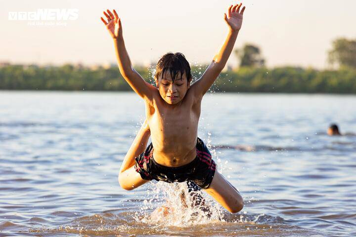 Nhiều em nhỏ thử cảm giác mạnh bằng cách bật nhào lộn xuống sông.