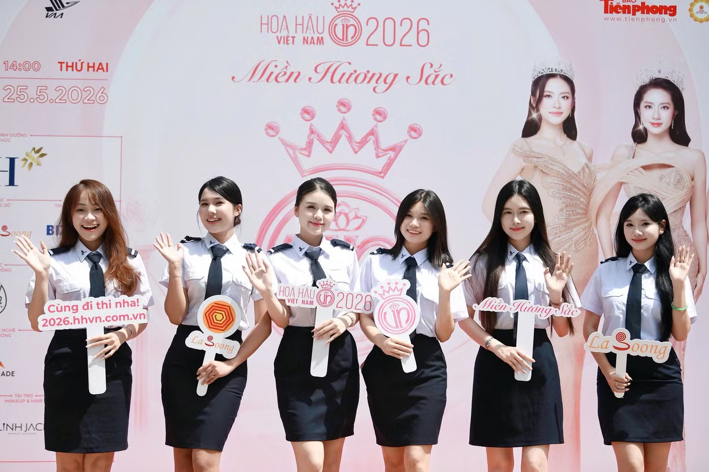 Chiều 25/5, ban tổ chức Hoa hậu Việt Nam 2026 phối hợp cùng Học viện Hàng không Việt Nam tổ chức ngày hội tuyển sinh Hoa hậu Việt Nam 2026. Đây không chỉ là dịp để các bạn sinh viên tìm hiểu về cuộc thi sắc đẹp uy tín, giàu truyền thống và danh giá hàng đầu cả nước, mà còn là cơ hội để các nữ sinh tự tin thể hiện bản thân, chinh phục những giới hạn mới và lan tỏa những giá trị tốt đẹp tới cộng đồng.