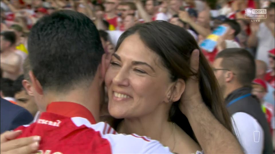 Arteta hạnh phúc ôm hôn vợ&nbsp;