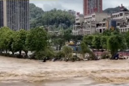 Mưa lũ kinh hoàng trên diện rộng ở Trung Quốc