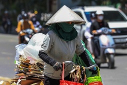 Người lao động nhọc nhằn mưu sinh dưới nắng như đổ lửa