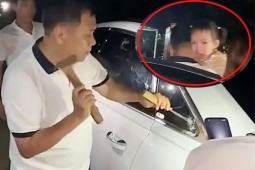 Người dân phá kính cứu bé gái mắc kẹt trong xe ô tô bị khóa