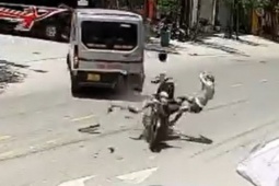 Hai thanh niên đi xe máy bay lên không trung sau khi tông xe 9 chỗ