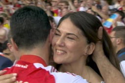 HLV Arteta tình tứ ôm hôn vợ hoa hậu, ăn mừng Arsenal vô địch Ngoại hạng Anh