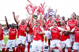 Arsenal nâng cao chiếc cúp Ngoại hạng Anh, lập kỷ lục "vô tiền khoáng hậu"