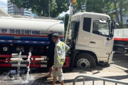 Xe phun nước rửa đường sụt hố trên phố Hà Nội