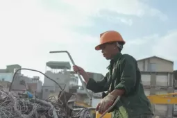 Mặt đường gần 50 độ C, lao động tự do kiệt sức giữa đợt nắng đỉnh điểm ở Hà Nội