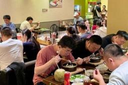 Giá điện giờ cao điểm dồn vào buổi tối: Nhà máy hưởng lợi, quán ăn và trạm sạc xe điện chịu áp lực