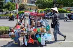 Hà Nội như “chảo lửa”, người lao động ngoài trời gồng mình mưu sinh