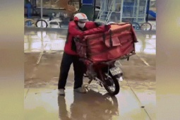 Bố chở con đến trường bằng thùng giao hàng giữa trời mưa hút hơn 5 triệu lượt xem