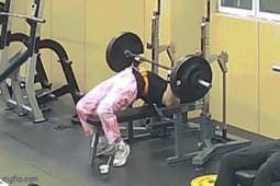 Khoảnh khắc thanh niên thoát chết dưới thanh tạ 145 kg