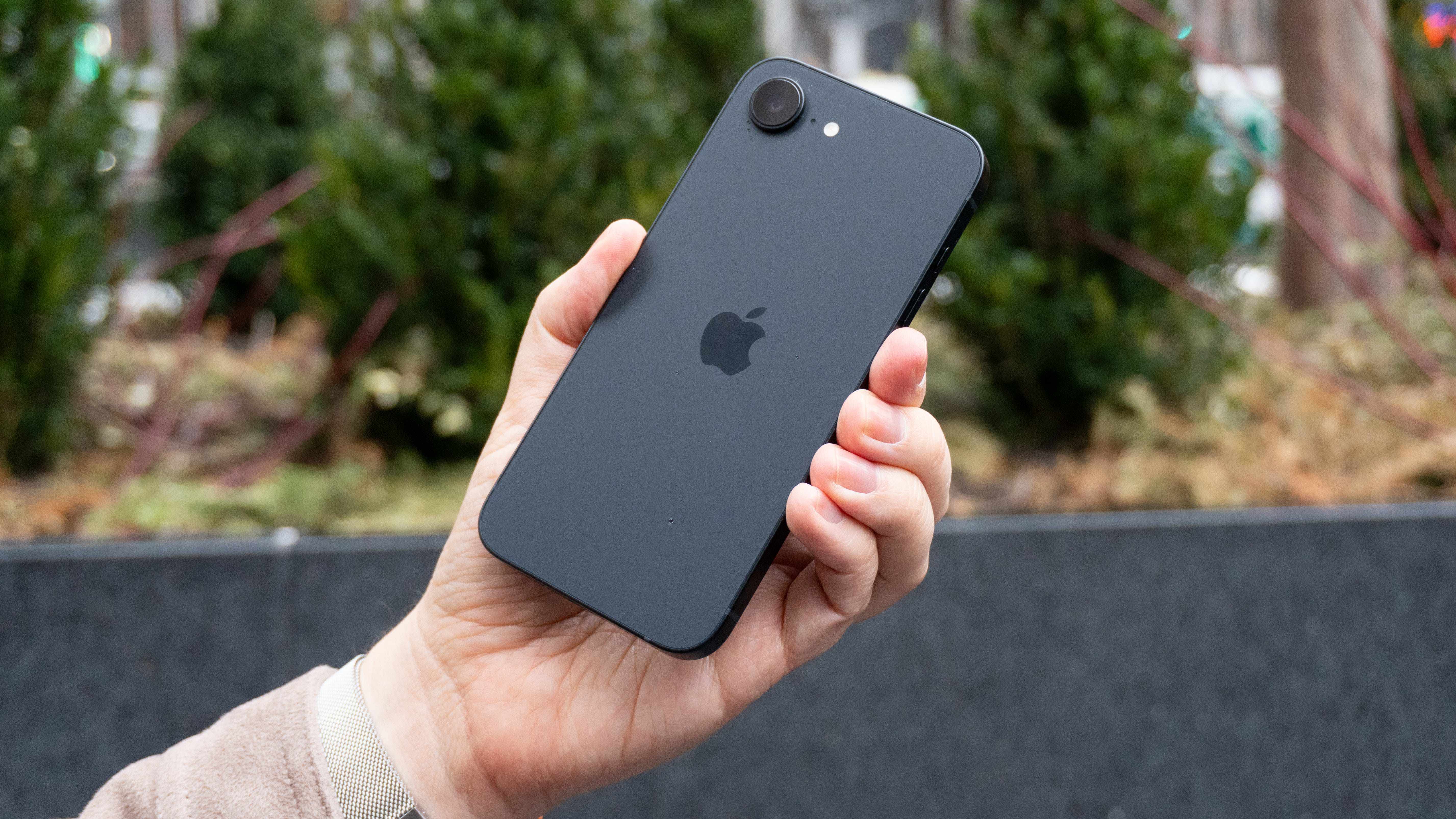 iPhone 16e.