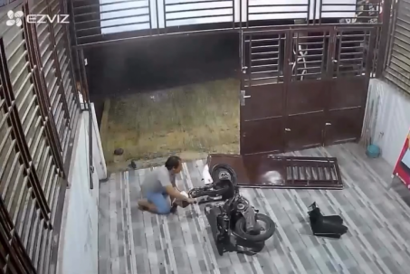 Clip: Kinh hoàng xe máy húc bay cổng nhà dân chỉ trong tích tắc