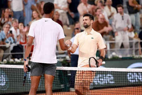 Djokovic "tra tấn" thể lực đối thủ cao 2m03, vượt kỷ lục Federer ở Roland Garros