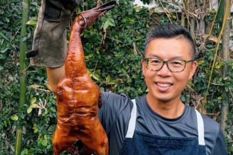 Bác sĩ gốc Việt hút khách nhờ món bánh xèo vịt quay