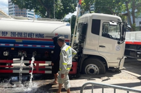 Xe phun nước rửa đường sụt hố trên phố Hà Nội