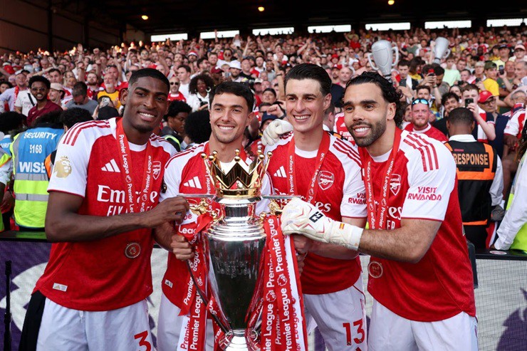 Bộ tứ Tây Ban Nha Cristhian Mosquera, Martin Zubimendi, Kepa Arrizabalaga và David Raya của Arsenal chụp ảnh kỷ niệm cùng chiếc cúp vô địch Ngoại hạng Anh